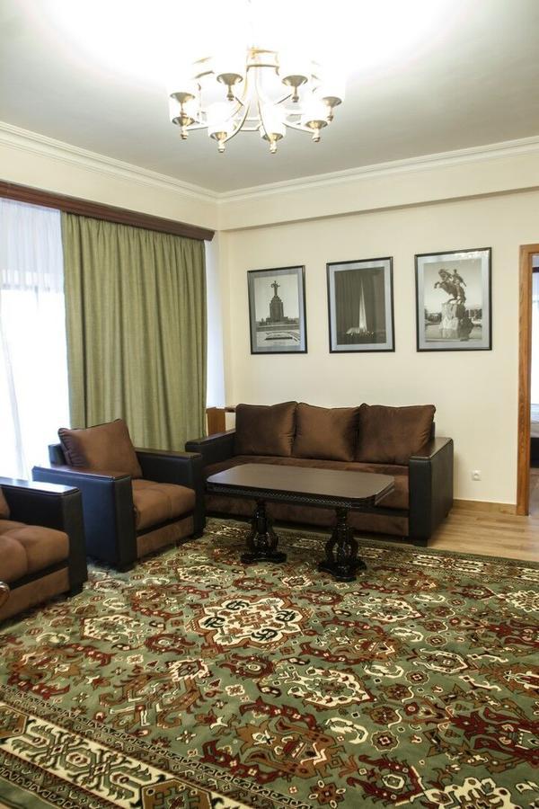 Hotel Plaza Viktoria 기우므리 외부 사진