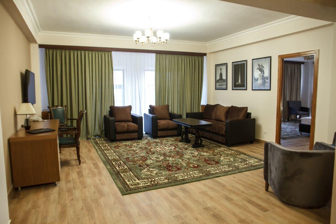 Hotel Plaza Viktoria 기우므리 외부 사진
