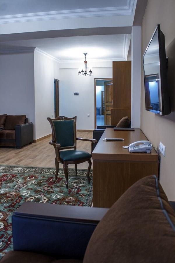 Hotel Plaza Viktoria 기우므리 외부 사진