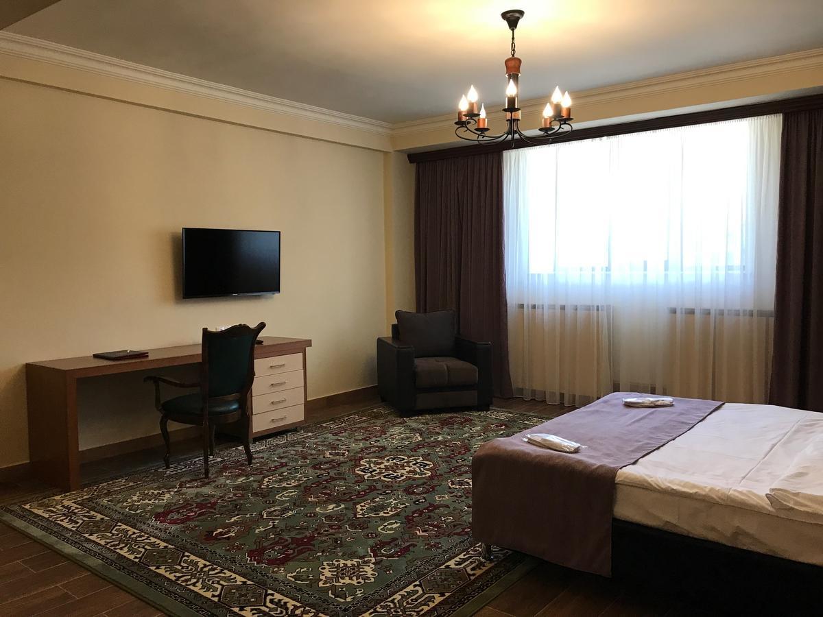 Hotel Plaza Viktoria 기우므리 외부 사진