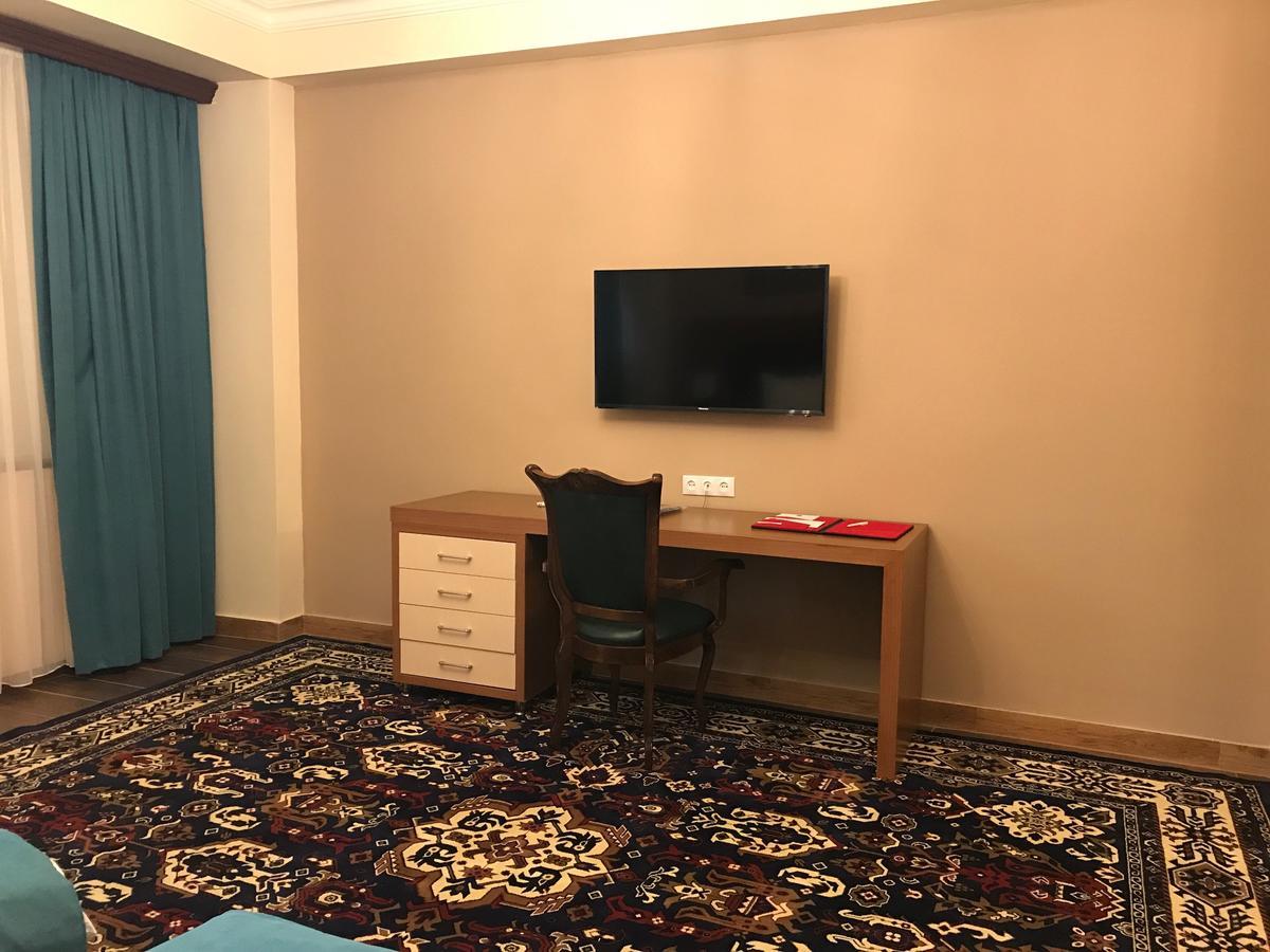 Hotel Plaza Viktoria 기우므리 외부 사진