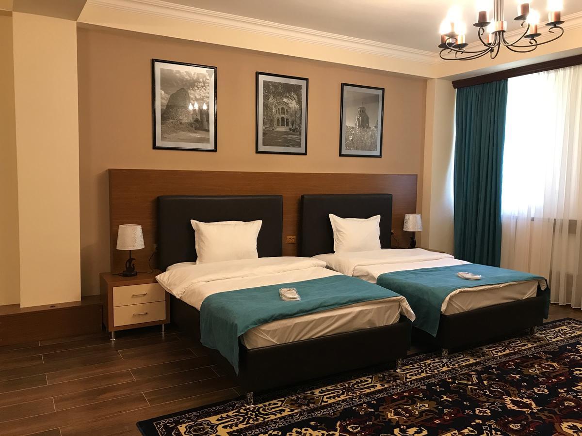 Hotel Plaza Viktoria 기우므리 외부 사진
