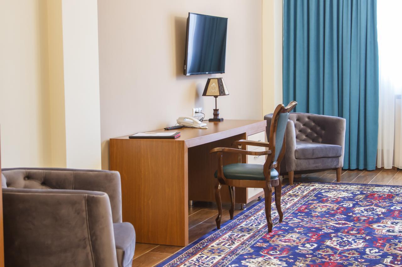 Hotel Plaza Viktoria 기우므리 외부 사진