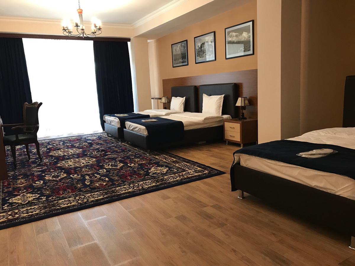Hotel Plaza Viktoria 기우므리 외부 사진